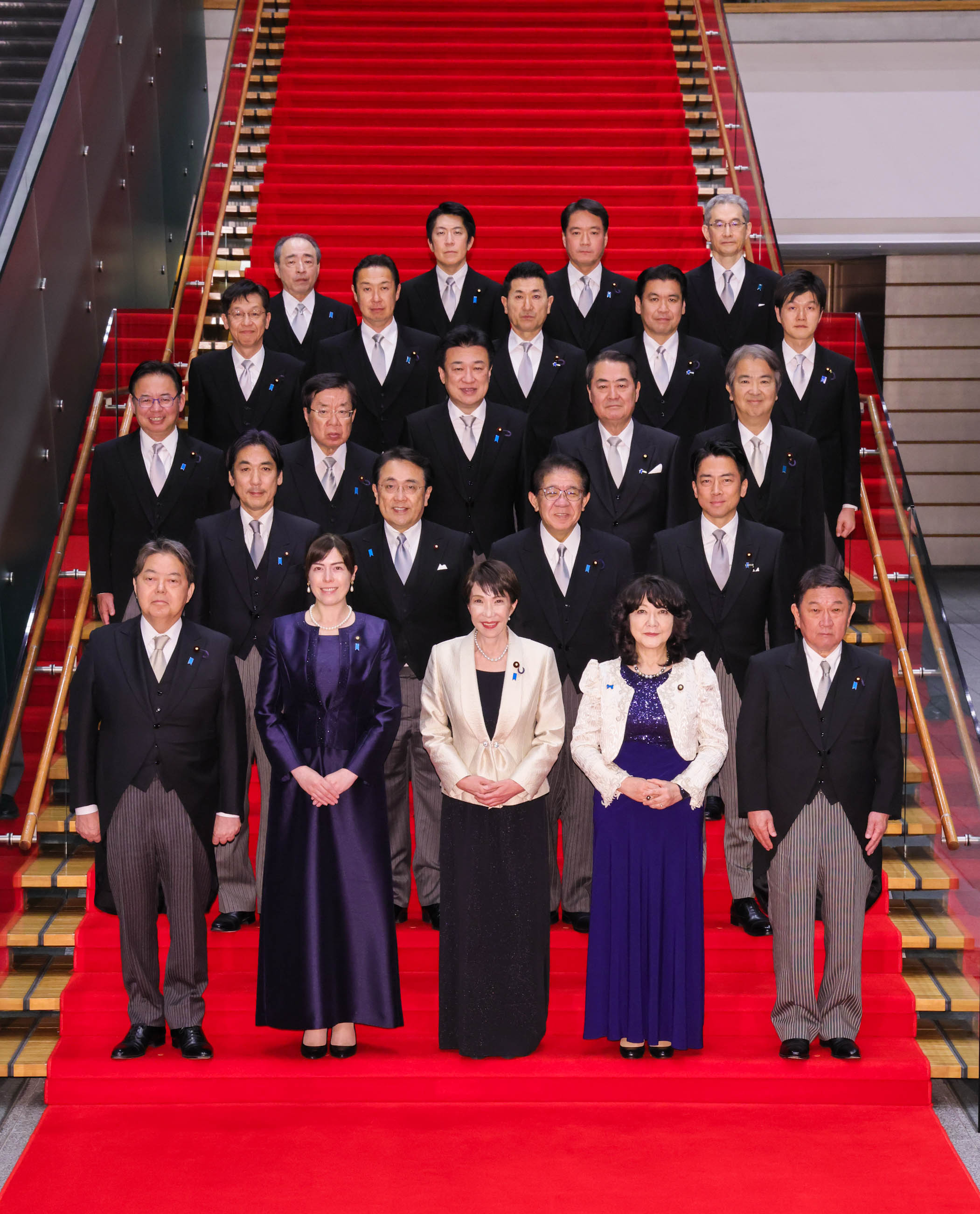 2月18日，木原稔内阁官房长官公布了内阁成员名单，随后经过天皇册封的首相亲任仪式及国务大臣认证仪式，第二届高市内阁正式成