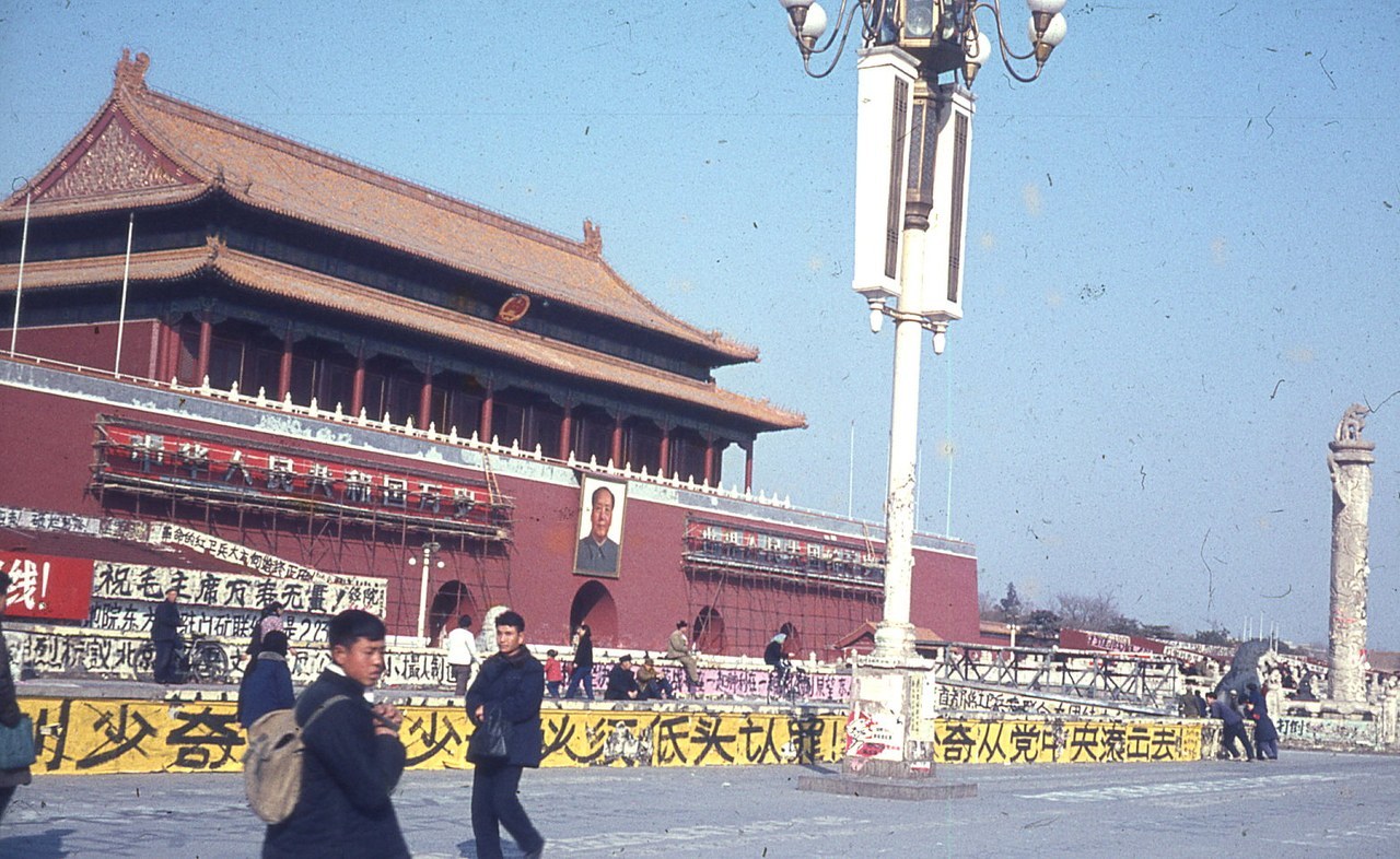 天安门前，北京，1966年摄。 #文化大革命 #毛泽东 #北京